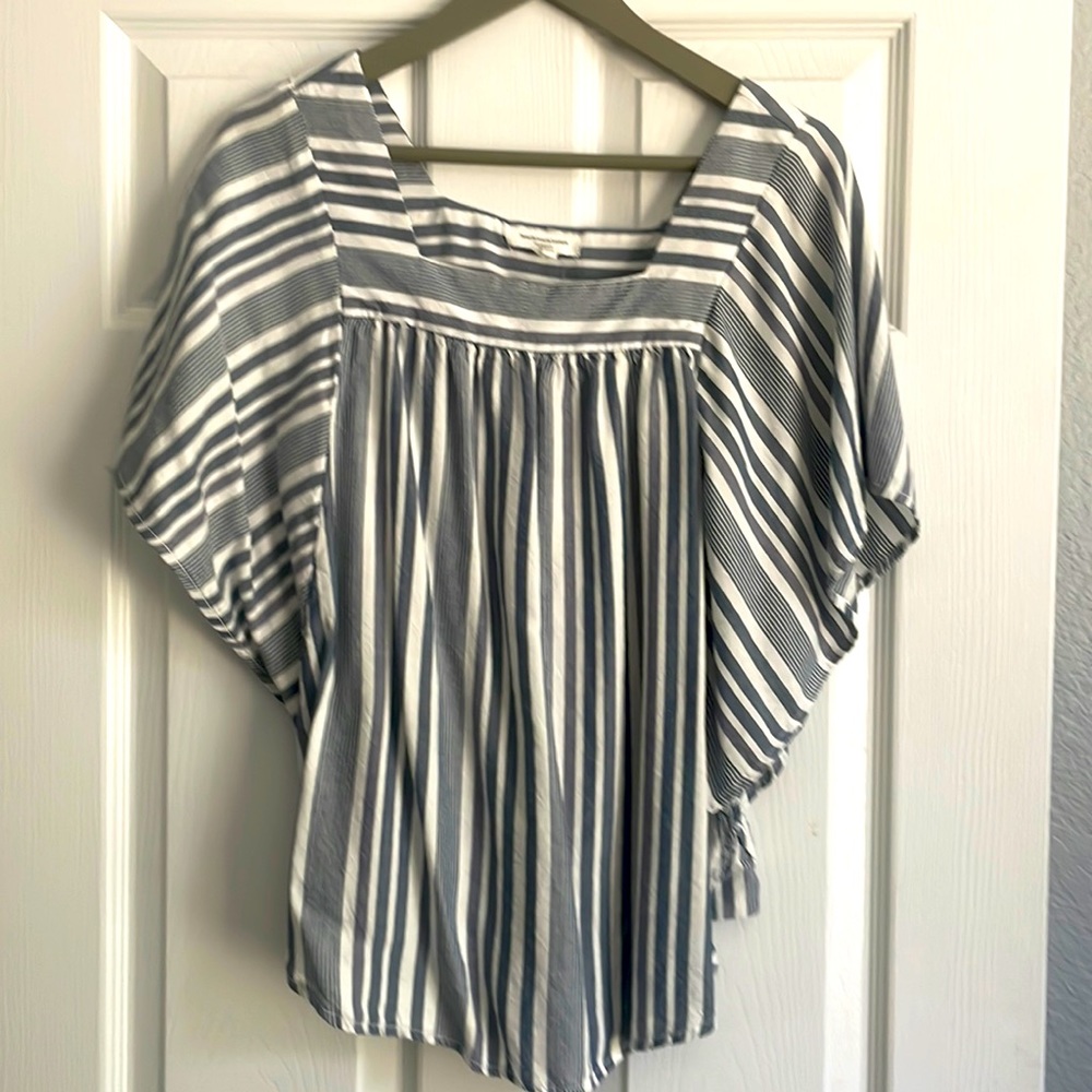 Navy/cream top